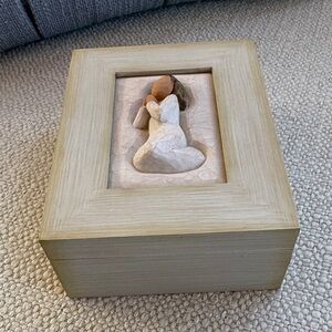 Willow Tree Tan and Cream Embrace Box